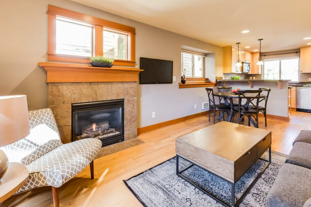 Warm modern living room by Aaron Decor